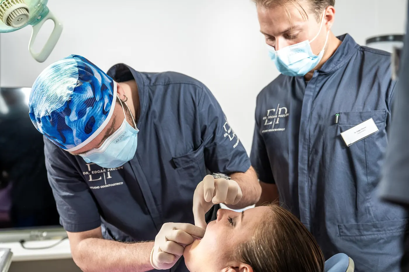 Équipe odontoiatrica al lavoro con attrezzature dello studio Dr. Paulov a Bra