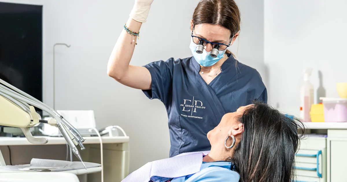 Un'igienista dentale dello Studio Paulov durante una seduta di igiene professionale.